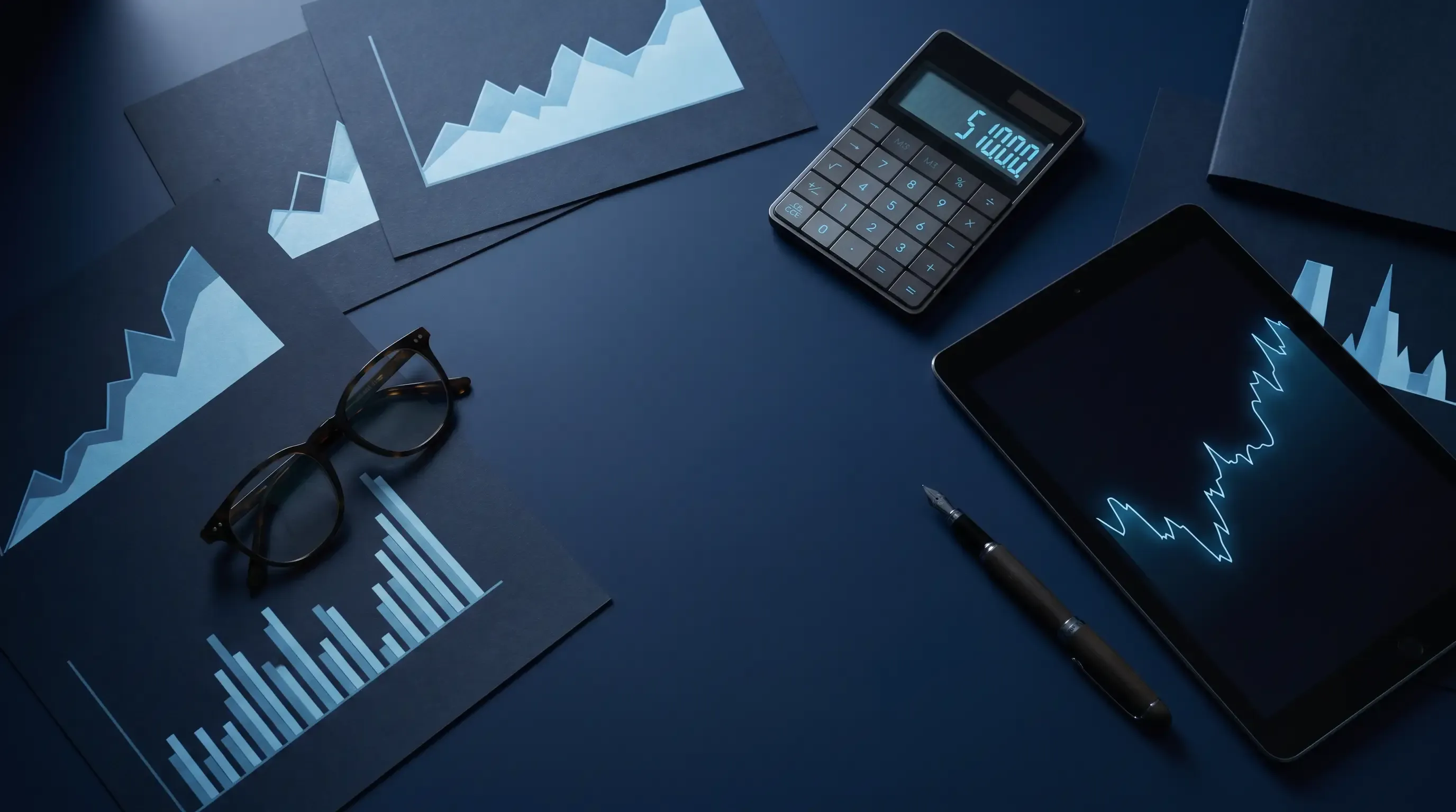 Mesa de planejamento orçamentário com gráficos e calculadora