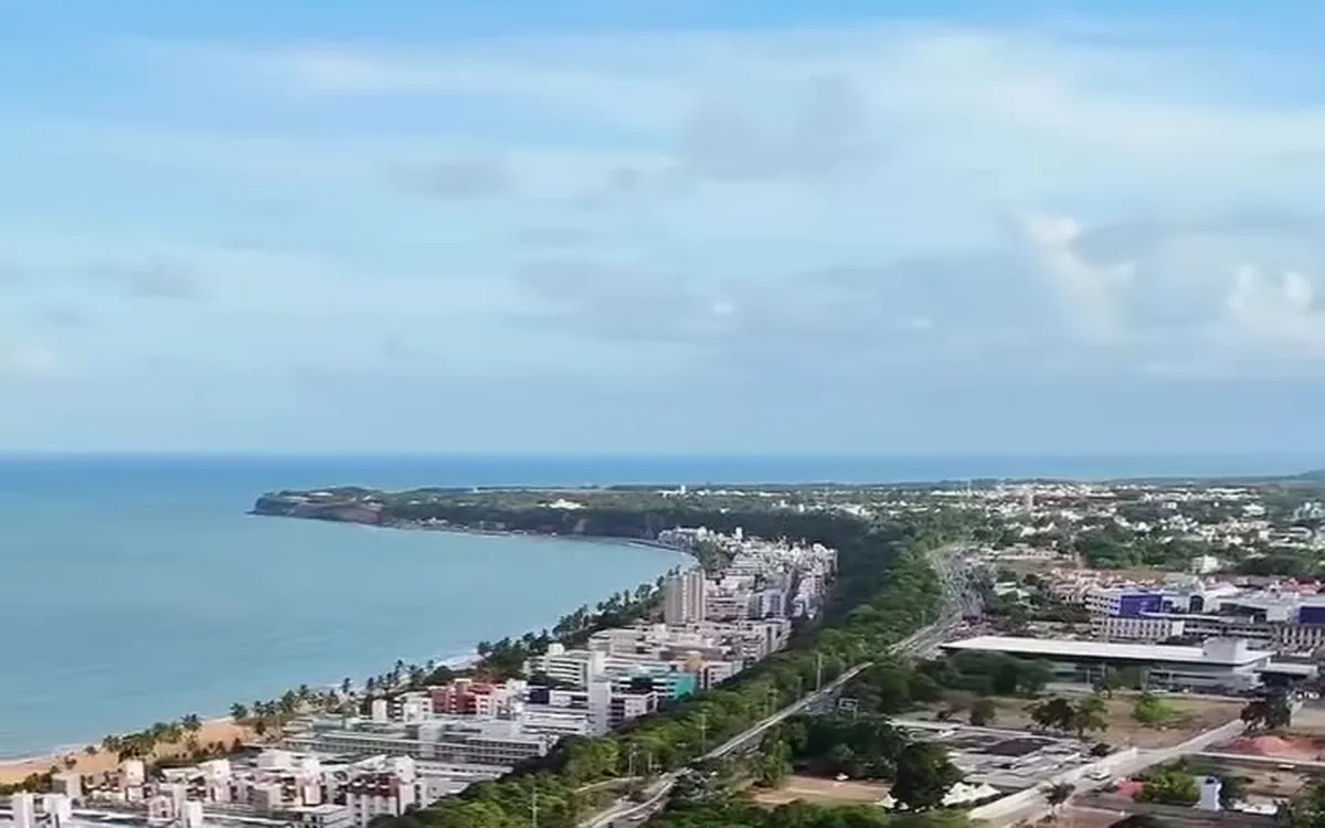 Vista aérea da orla de João Pessoa com a falésia do Cabo Branco ao fundo