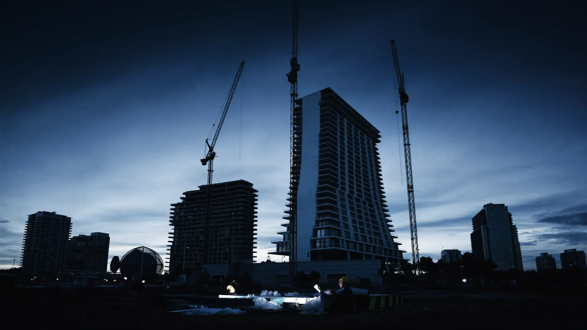 Obra de torre residencial ao amanhecer